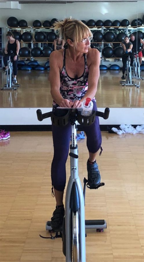 Kelly+Halderman+keeps+up+a+running+commentator+as+she+leads+a+spinning+class+at+the+Miami+Rec+Center.+Photo+by+Patrick+Donovan