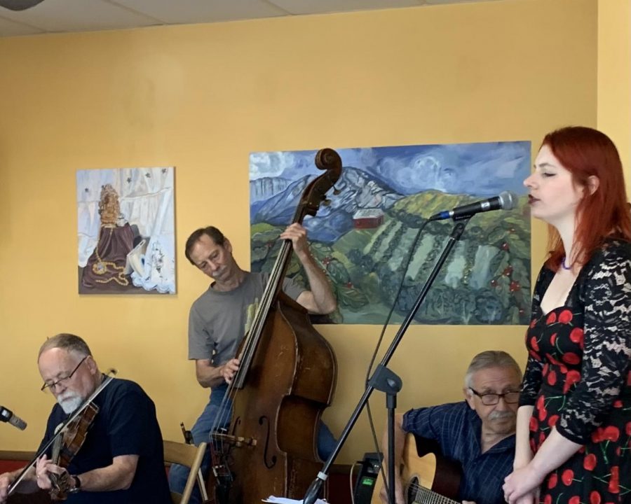 Oxford Folk Jazz played for the first time since the start of the pandemic, featuring (from right) Lara Thurston on vocals, Jim Dynes on guitar, Fred Hautau on bass, Frank Fitch on fiddle and Zach Davis on ukulele. 