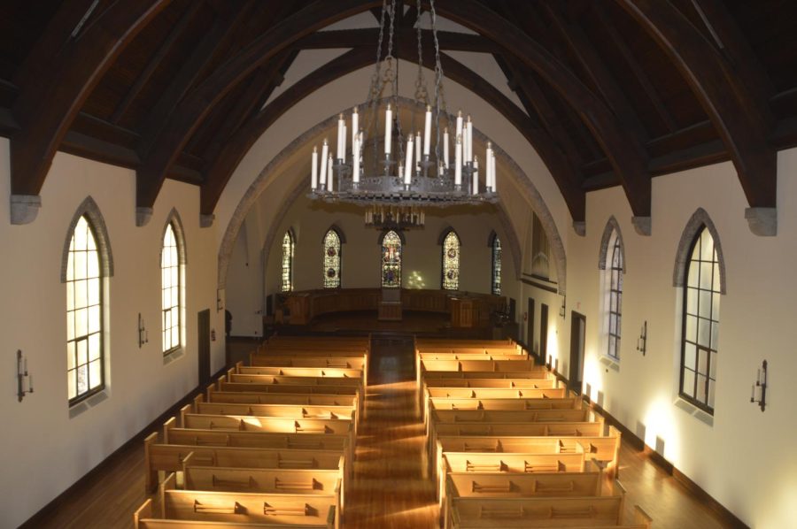 Candlelit voices brings holiday cheer to Kumler Chapel