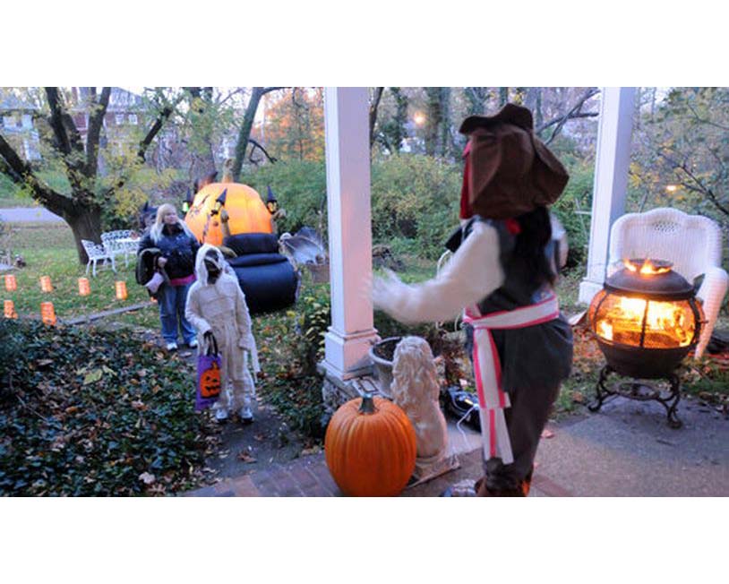 Kids trick-or-treat on Halloween of 2022.
Oxford Observer file photo